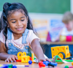 Educadora em atividade com crianças na educação infantil