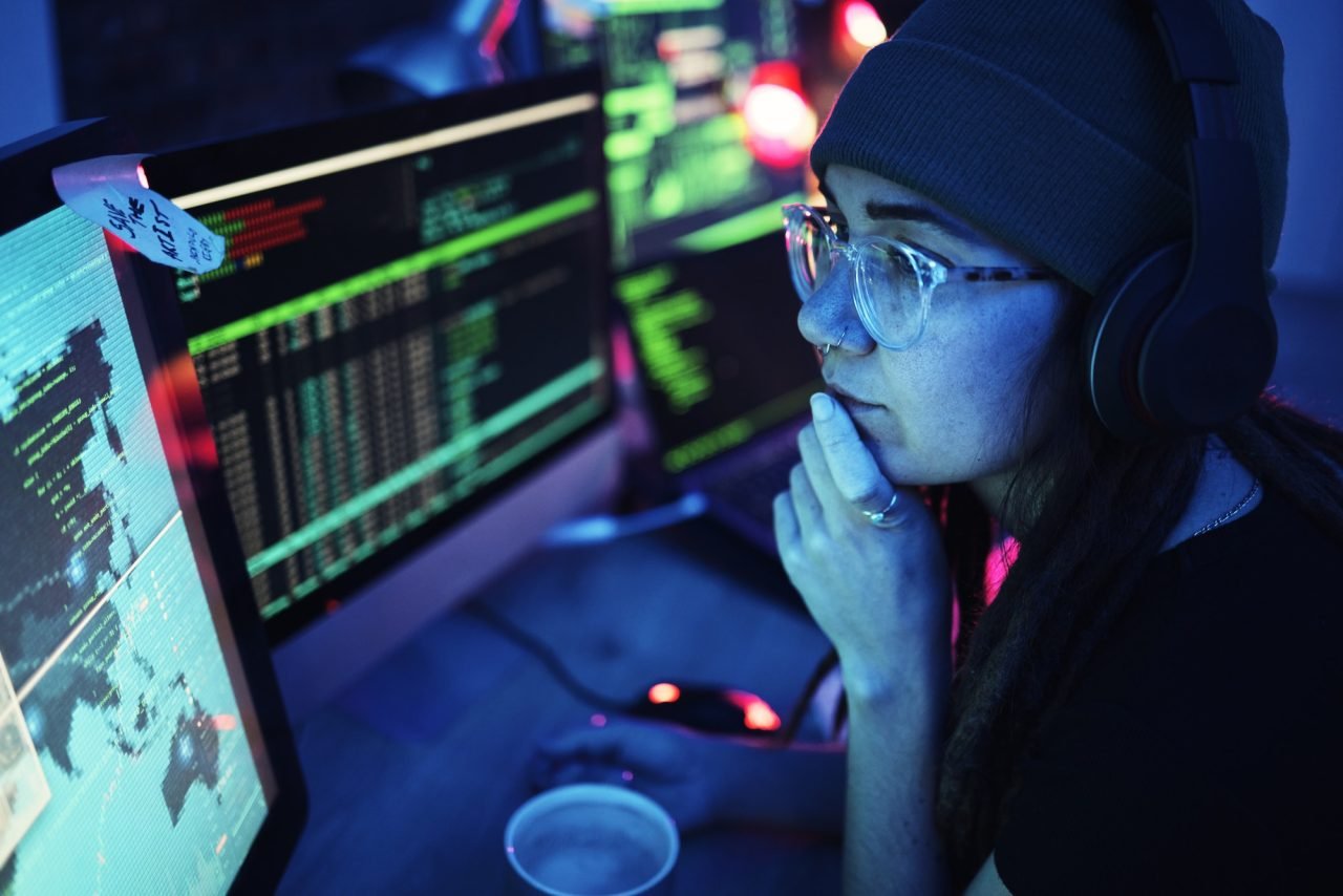 Estudante programando em laboratório de informática