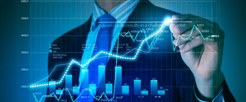 Analista financeiro trabalhando com planilhas e indicadores