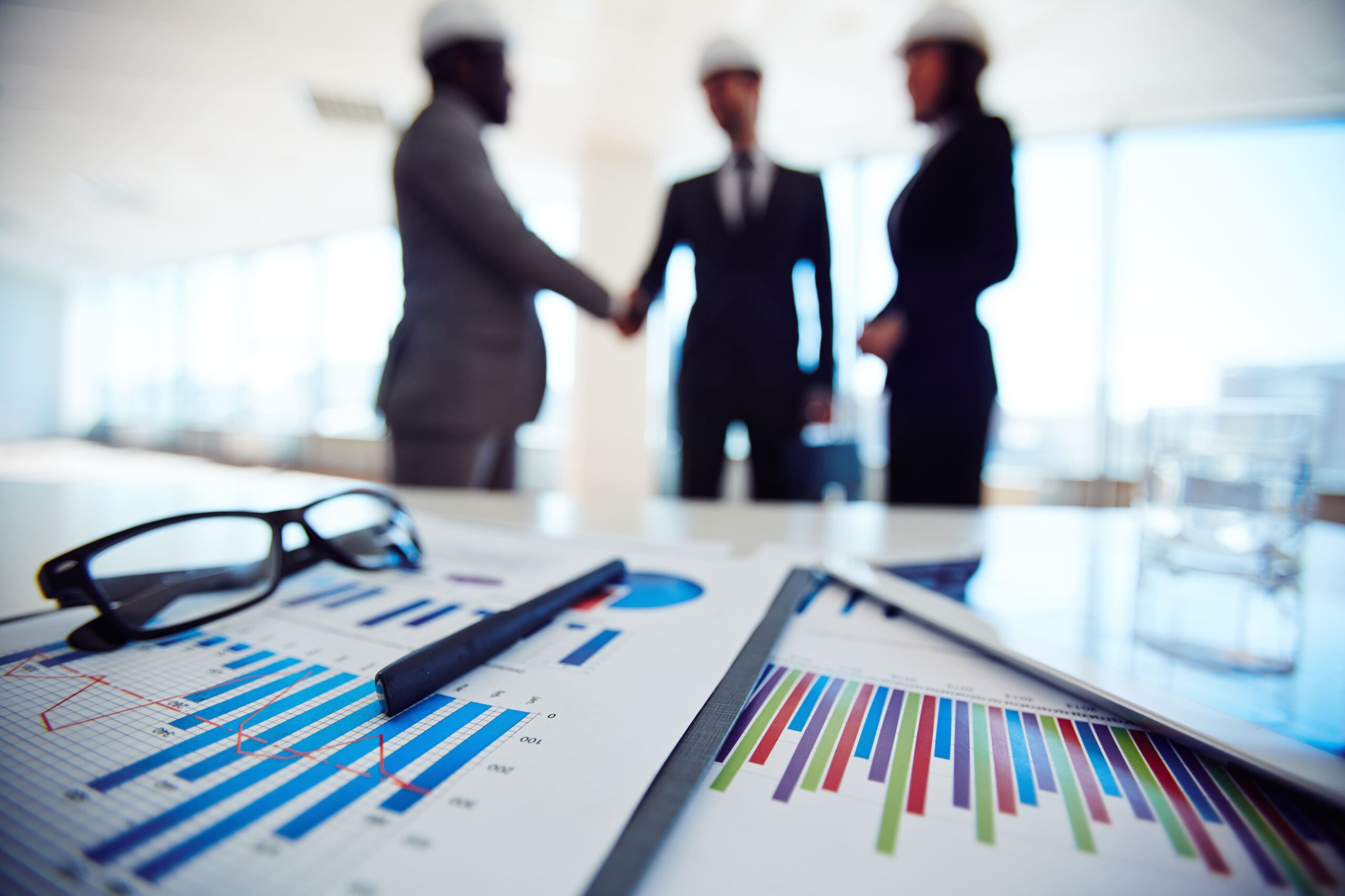 Equipe comercial em reunião de negociação